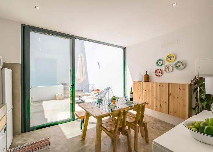 Traditional House: Private Pool And Sunny Terrace Вилла Портиман