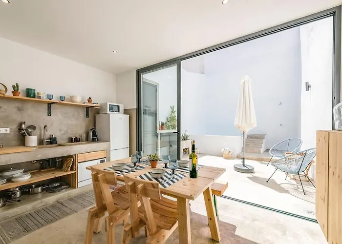 Traditional House: Private Pool And Sunny Terrace Вилла Портиман